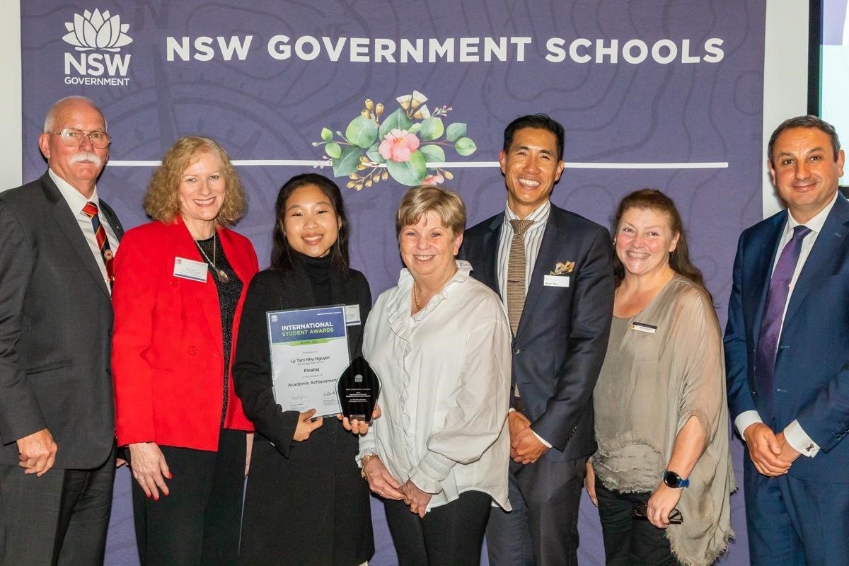 Vietnamese-Australian female student wins best academic achievement award in Australia